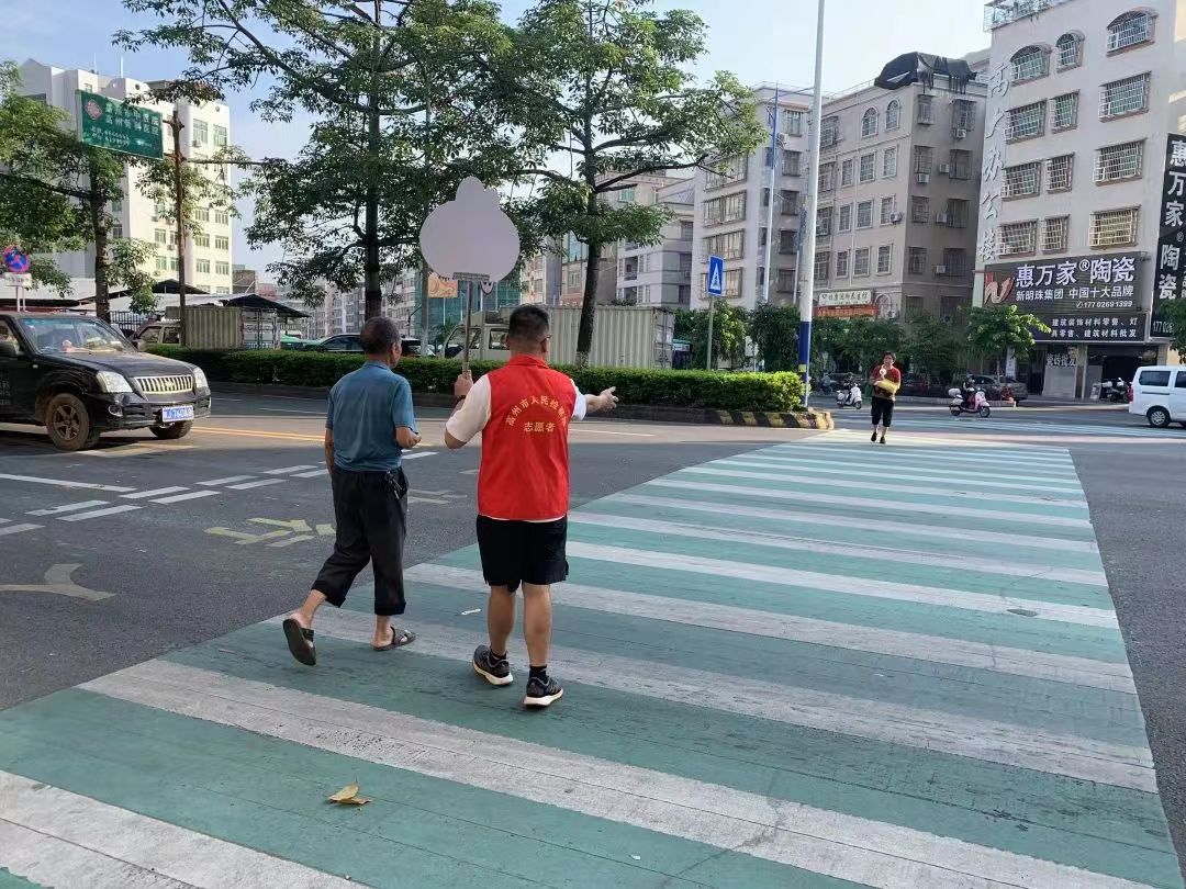 做好文明交通劝导 助力文明城市创建