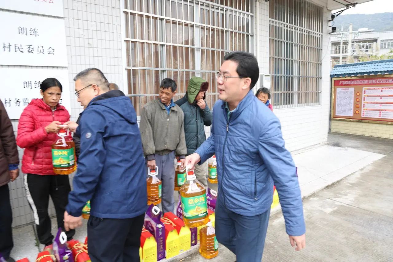 检察送温暖 情深系群众 ——高州市人民检察院开展春节前慰问活动